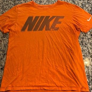 2 Nike tees